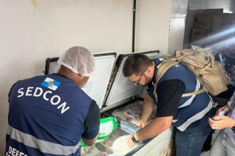 Agentes do Procon fiscalizam frigorífico em mercado