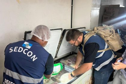 Agentes do Procon fiscalizam frigorífico em mercado