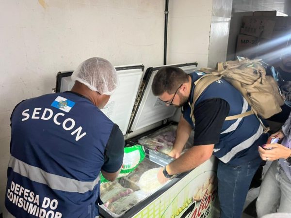 Agentes do Procon fiscalizam frigorífico em mercado