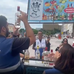 Agentes do Procon fiscalizam barraca de bebidas durante festejo de carnaval o Rio