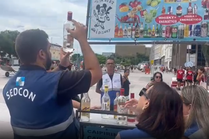 Agentes do Procon fiscalizam barraca de bebidas durante festejo de carnaval o Rio