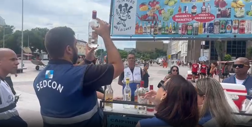 Agentes do Procon fiscalizam barraca de bebidas durante festejo de carnaval o Rio