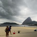Orla sob céu carregado na véspera dos 461 anos do Rio: nuvens pesadas avançam sobre a cidade e mudam o cenário da praia neste fim de semana de aniversário.