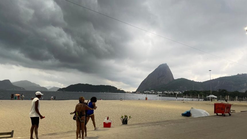 Orla sob céu carregado na véspera dos 461 anos do Rio: nuvens pesadas avançam sobre a cidade e mudam o cenário da praia neste fim de semana de aniversário.