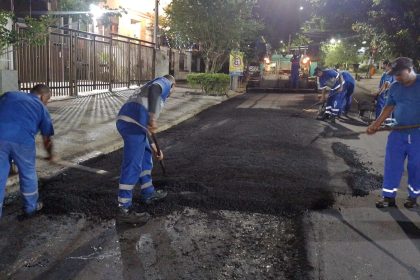 Servidores da Seconserva aplicam asfalto em vias do Centro e da Zona Oeste
