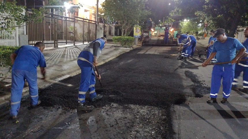 Servidores da Seconserva aplicam asfalto em vias do Centro e da Zona Oeste