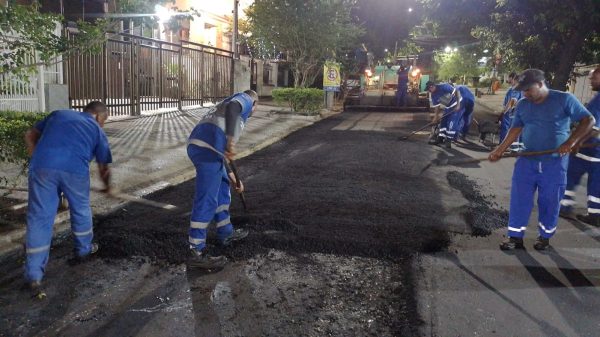 Servidores da Seconserva aplicam asfalto em vias do Centro e da Zona Oeste