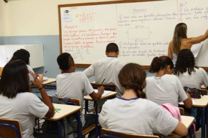 Alunos em sala de aula. Deputado afirma que recursos do Fundeb não foram utilizados pela secretaria de Educação.