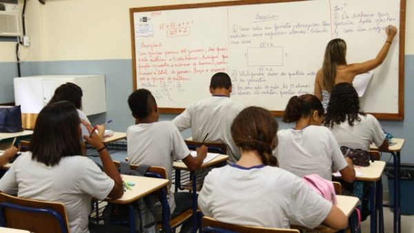 Alunos em sala de aula. Deputado afirma que recursos do Fundeb não foram utilizados pela secretaria de Educação.