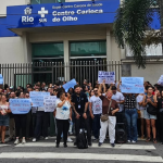 Médicos e enfermeiros realizando manifestação durante paralisação no Rio