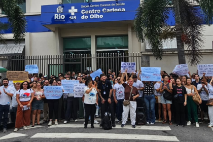 Médicos e enfermeiros realizando manifestação durante paralisação no Rio