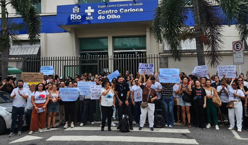 Médicos e enfermeiros realizando manifestação durante paralisação no Rio