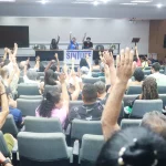 Servidores da UFF em assembleia
