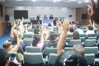 Servidores da UFF em assembleia