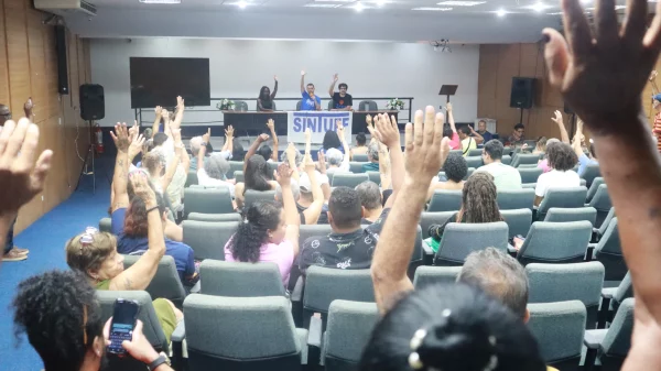 Servidores da UFF em assembleia