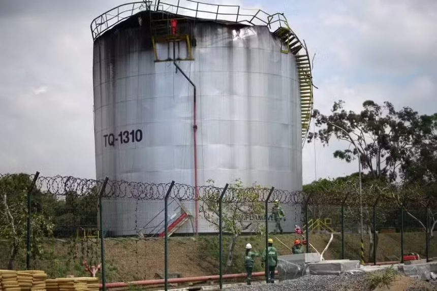Tanque de combustíveis da Vibra após explosão em Volta Redonda