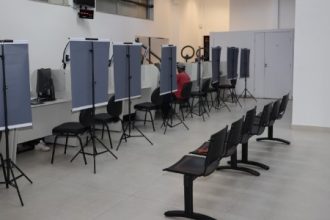 Guichês da nova Central de Atendimento ao Eleitor do Tribunal Regional Eleitoral do Rio de Janeiro no Centro do Rio, que funciona sem agendamento, de segunda a sexta, das 11h às 19h.