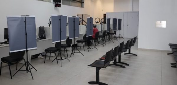 Guichês da nova Central de Atendimento ao Eleitor do Tribunal Regional Eleitoral do Rio de Janeiro no Centro do Rio, que funciona sem agendamento, de segunda a sexta, das 11h às 19h.