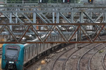 Trilho de trem da Supervia, tema de representação da Secretaria do TCE-RJ