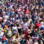 Turistas estrangeiros em bloco de carnaval no Rio