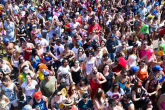 Turistas estrangeiros em bloco de carnaval no Rio