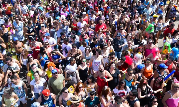Turistas estrangeiros em bloco de carnaval no Rio