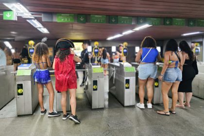 Foliões passam por catraca em estação do MetrôRio