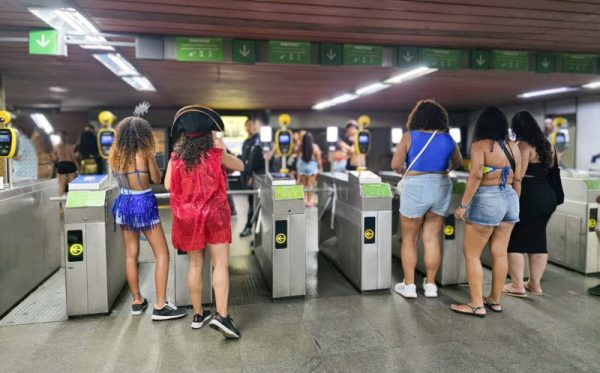 Foliões passam por catraca em estação do MetrôRio