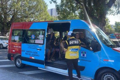 Agentes do Detro-RJ fiscaliza vans intermunicipais do Rio