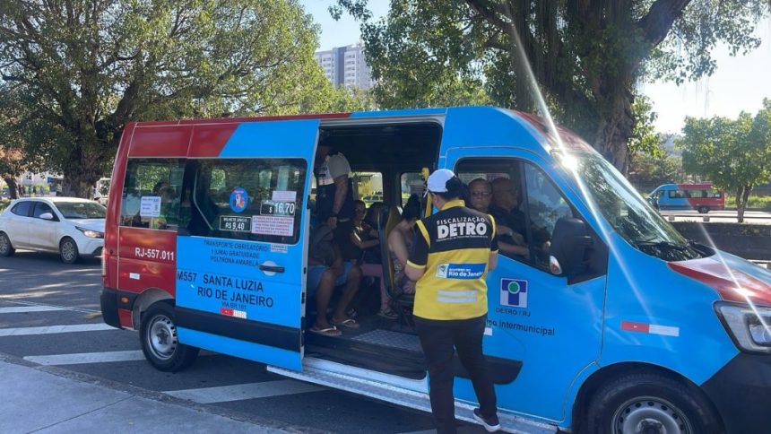 Agentes do Detro-RJ fiscaliza vans intermunicipais do Rio