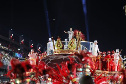 Alegoria da Unidos da Viradouro no desfile do carnaval de 2026, que homenageou o Mestre Ciça