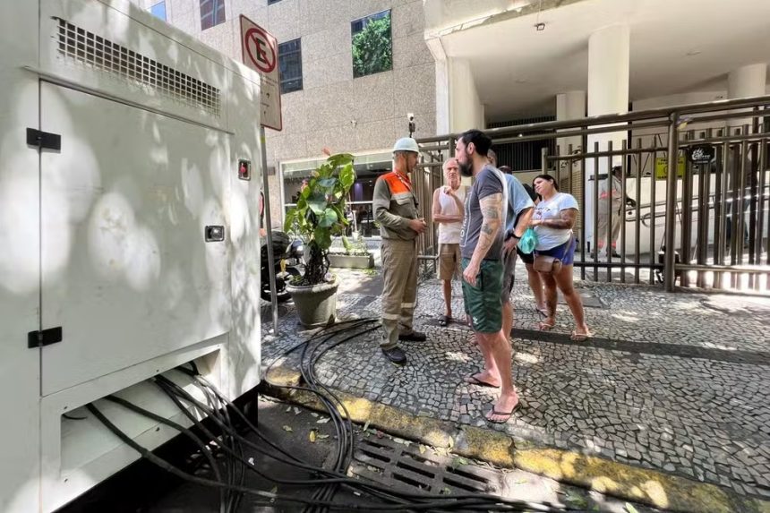 Moradores de Copacabana e funcionários da Light durante apagão