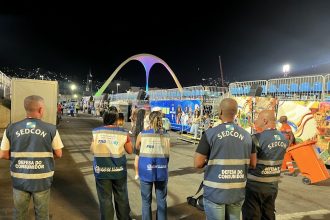 Agentes do Procon-RJ e da Sedcon realizam fiscalização na Sapucaí durante os dias de desfiles de carnaval no Rio