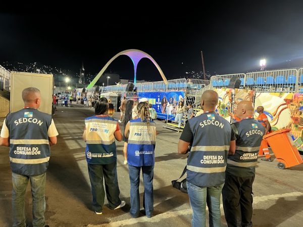 Agentes do Procon-RJ e da Sedcon realizam fiscalização na Sapucaí durante os dias de desfiles de carnaval no Rio