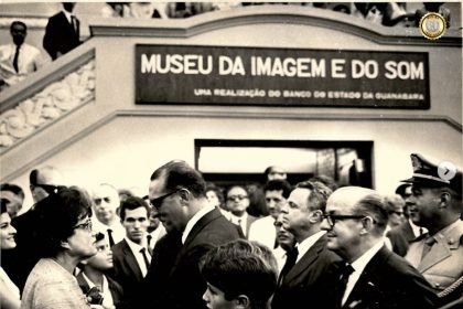 O governador da Guanabara, na inauguração do Museu da Imagem do Som (MIS) em 1965: preservação da memória e da identidade carioca (Foto: Reprodução / Acervo MIS