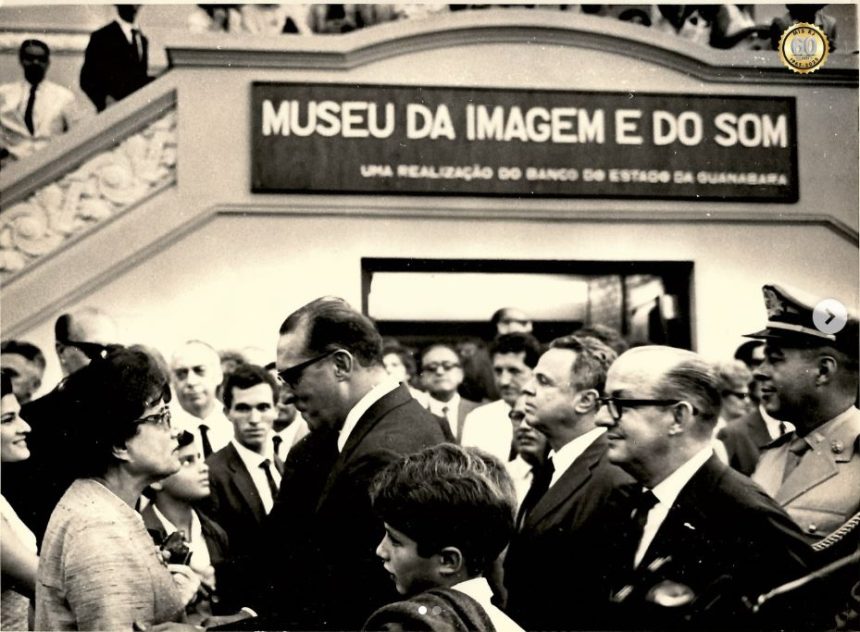 O governador da Guanabara, na inauguração do Museu da Imagem do Som (MIS) em 1965: preservação da memória e da identidade carioca (Foto: Reprodução / Acervo MIS