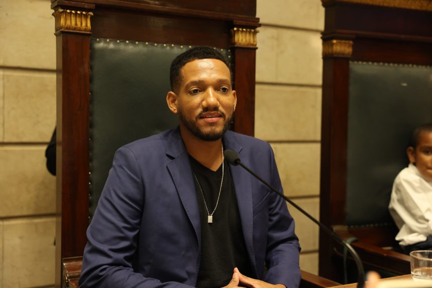 Rick Azevedo, vereador da luta contra a escala 6x1, passa a comandar a Comissão de Trabalho e Emprego