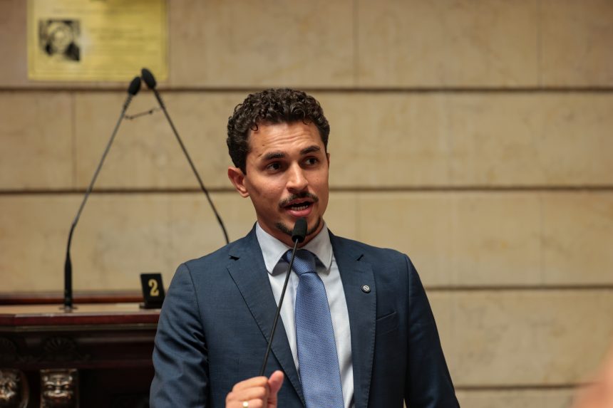 Vereador Salvino Oliveira deixa a prisão por determinação da Justiça do Rio