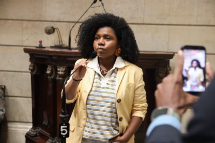 Vereadora Thais Ferreira leva denúncia de ataques de ódio ao secretário de Polícia Civil