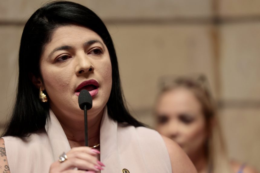 Vereadora Alana Passos afirma na Câmara do Rio que trans não são mulheres: 'Me respeitem como mulher fêmea'