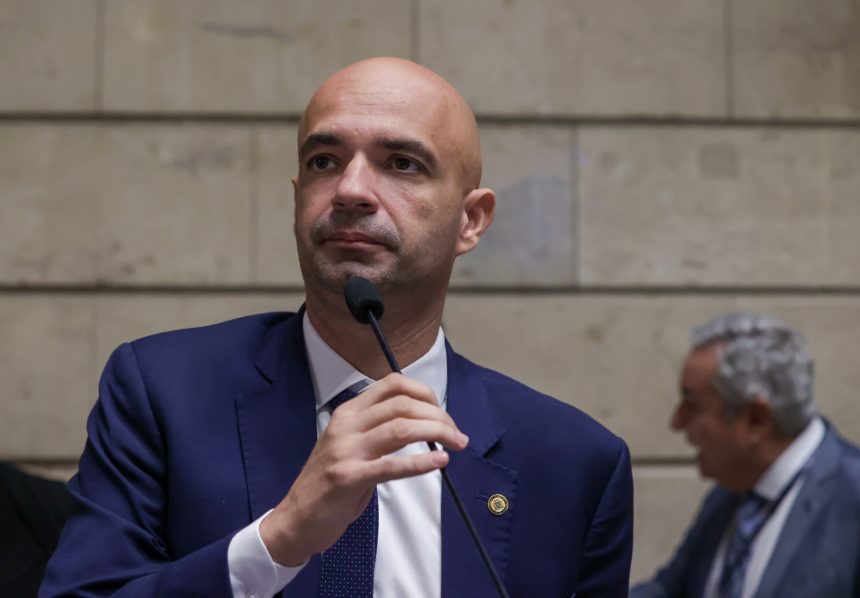 ‘Vergonha’: líder do governo Paes sai em defesa de Salvino Oliveira e mantém ofensiva a Cláudio Castro