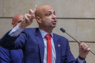 ‘Vergonha’: líder do governo Paes sai em defesa de Salvino Oliveira e mantém ofensiva a Cláudio Castro