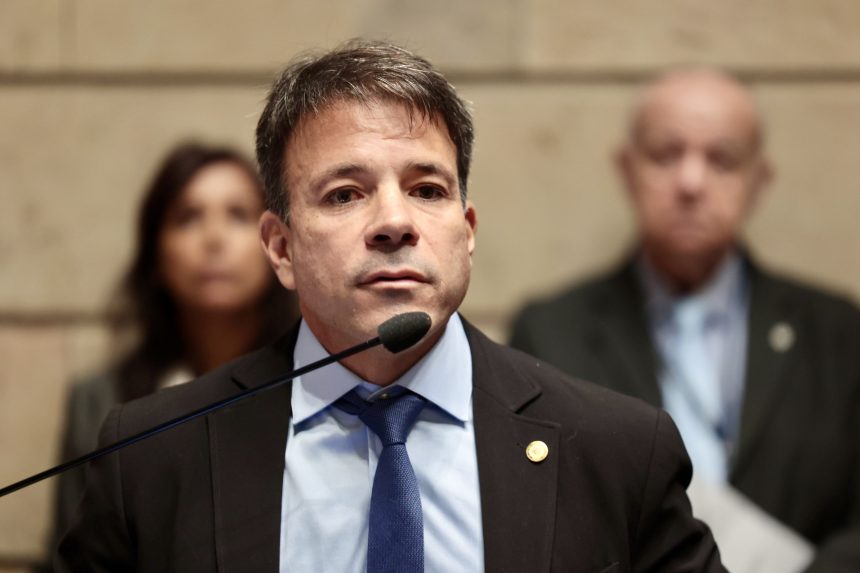 Presidente da Câmara do Rio entra em cena após PSD tentar derrubar sessão em protesto à prisão de Salvino Oliveira