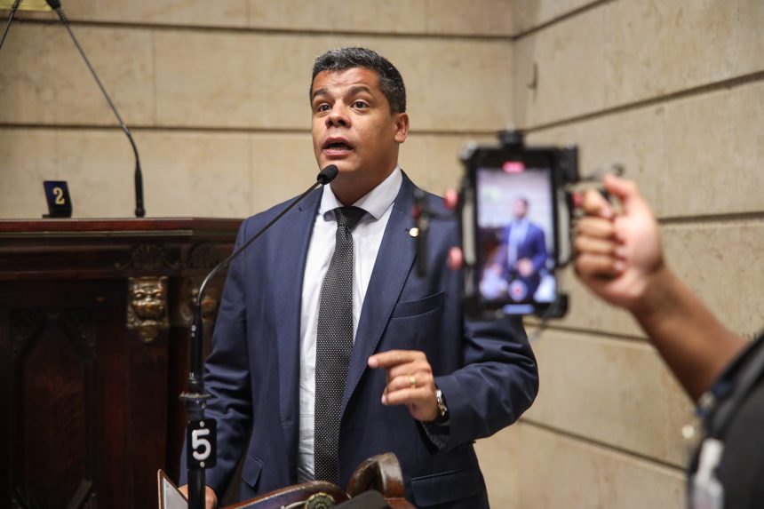 Justiça rejeita ação de líder do PL contra vereador do PT por acusações na Câmara do Rio