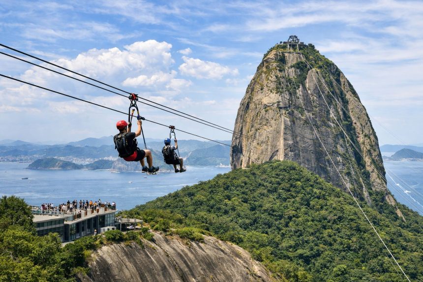 Tirolesa ligaria o Morro da Urca ao Pão de Açúcar; obra foi suspensa por decisão judicial