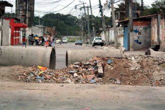 Barricadas em São Gonçalo; projeto sugere isenção de IPTU