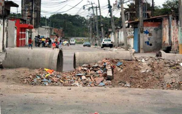 Barricadas em São Gonçalo; projeto sugere isenção de IPTU