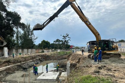 Obras no Canal Calombé, em Duque de Caxias: intervenção de macrodrenagem concentra parte dos maiores investimentos do pacote ambiental aprovado pelo governo do estado.