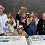 No alto do Cristo, Paes participou da missa celebrada pelo arcebispo, cardeal Dom Orani Tempesta e apagou as velas do bolo de 461 anos da cidade – Foto/Divulgação Prefeitura