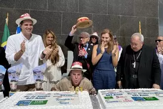 No alto do Cristo, Paes participou da missa celebrada pelo arcebispo, cardeal Dom Orani Tempesta e apagou as velas do bolo de 461 anos da cidade – Foto/Divulgação Prefeitura